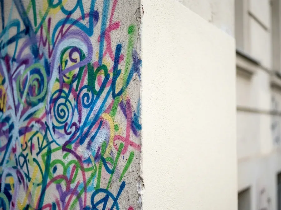 Graffitientfernung: bearbeitete Fläche an einem Gebäude